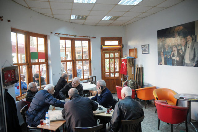  Kafeye girdiğimde ise beni en çok şaşırtan içerisinin televizyonda gördüğümüzden çok daha küçük olmasıydı. Dizide Temel ve bütün mahallenin doldurduğu kahvehanede çekim ekibi nerede yer alıyordu, bu soruyu hala kendime soruyorum. 
