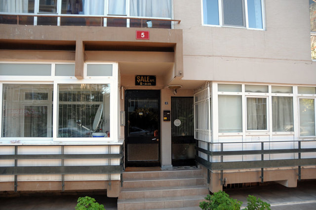 45-50 senelik olan Şale Apartmanı için bir kaç kere kentsel dönüşüm uzmanlarının geldiğini söyleyen Berrin Bölükbaş uzmanların apartmandan koşarak kaçtıklarını söyledi. Bina neredeyse hemen hemen eski görüntüsünü korumuş.
