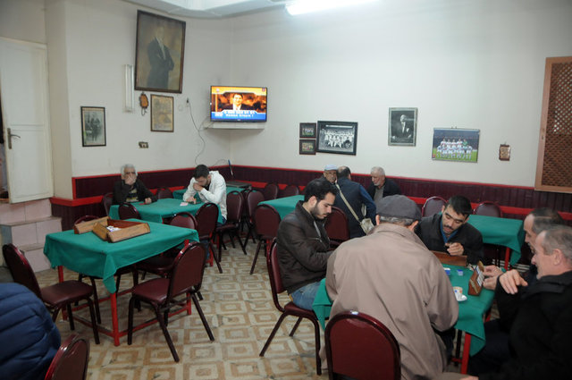 Fırın aslında fırın değil (Ekmek Teknesi) - Mahalle kültürü denildiğinde Mahallenin Muhtarları'nın ardından akla gelen ikinci dizi şüphesiz Ekmek Teknesi. Diziden aşina olduğumuz ekmek fırını ve Heredot Cevdet'in hikayeler anlattığı kahvehane Kuzguncuk'ta yer alıyor.