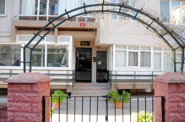 İç mekanların çekimlerinin yapıldığı Emek Apartmanı'nda ise kapıcı Cafer ile özdeşleşmiş müracat odasının buzlu cam ile kaplanmış olması. Papağan Maşuk'u görmeye alıştığımız oda günümüzde depo olarak kullanılıyor. 