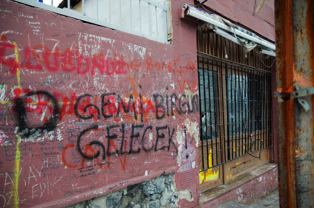 Bahçeye girince dizinin bazı bazı bölümleri zihnimde canlanmaya başlıyor. Binanın giriş katında yer alan ve dizinin ana çekim noktası olan salonda dizideki eşyalar nereyse aynı. Mecnun ve İskender'in çekirdek çitleyerek uzandıkları turkuaz renkli koltuklar, emektar televizyonları, yemek masası hepsi yerli yerinde.