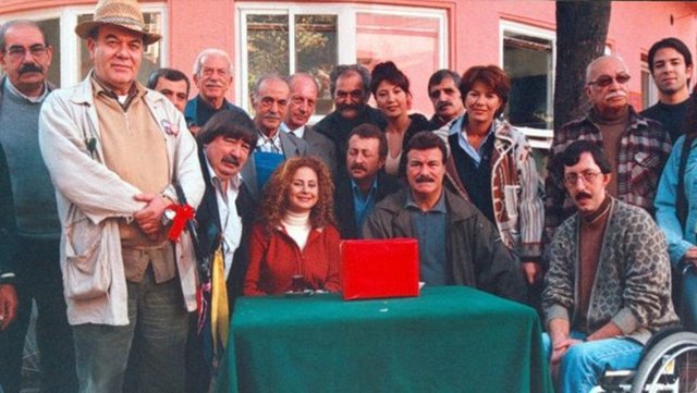Kafenin işletmecisi Sevim Cansu dizinin bitmesinin ardından yıllar geçmesine rağmen bugün hala kafeye uğrayıp, duvardaki fotoğraflarla hasret giderip, eskiyi yad eden insanların olduğunu söyledi. -   -  