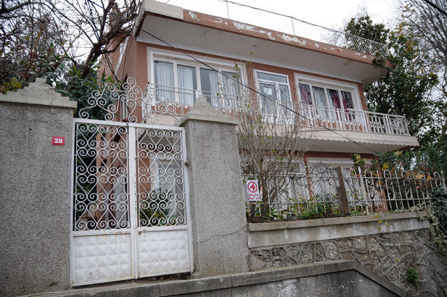 Camları kırılmış, çerçeveleri paslanmış halde bulunan dükkan Leyla ile Mecnun severlerin hatıra yazıları ile donatılmış.  -   -   -  