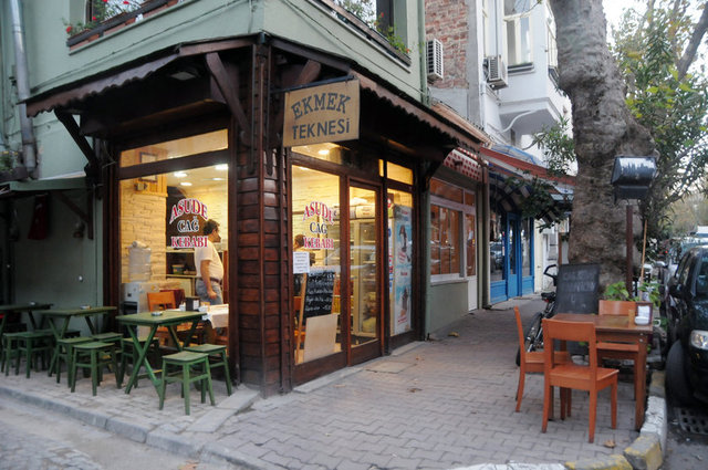 Bugün de kebap salonu olarak kullanılan dükkanın dizi çekimleri için fırın haline dönüştürüldüğünü söyleyen Ahmet Duru özellikle genç kuşağın burayı görmek için geldiklerini söyledi. Heredot Cevdet'in mekanı olan kahvehane ise tıpkı dizide olduğu gibi günümüzde de kahvehane olarak kullanılıyor.  -   -   -  