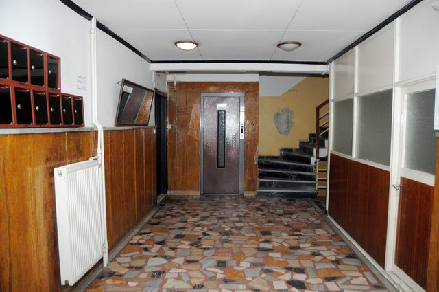 Şale Apartmanı'nda göze batan en büyük değişiklik ise apartman yöneticisi Sabri Bey'in balkonunun pimapen ile kaplanmış olması. -   -   -   -  
