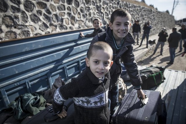 Şırnak'ın Cizre ilçesinde bölücü terör örgütüne yönelik operasyonlar sürerken, çatışma bölgelerine yakın yerlerde oturan aileler talepleri üzerine güvenlik güçlerince bölgeden alındı. İlçeden son tahliye edilenlerin arasında ise Tutar ailesi geldi.