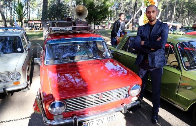 Etkinlikte "Baba Victor" isimli otomobil, üzerinde konuşma kitiyle öne çıktı.