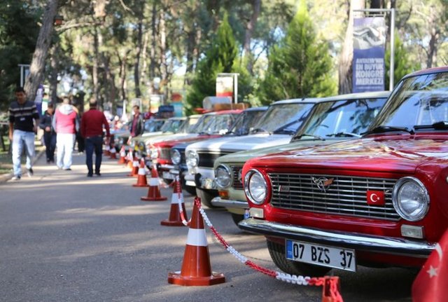 Antalya'da "Murat 124" sahiplerinin bir araya geldiği etkinlikte, birbirinden renkli araçlar ilgi gördü.