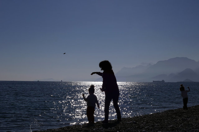 Ülkenin doğusunda soğuk ve kar yağışlı hava etkili olurken Antalya ve Muğla'nın Fethiye ilçesinde vatandaşlar denize girip, güneşlendi.