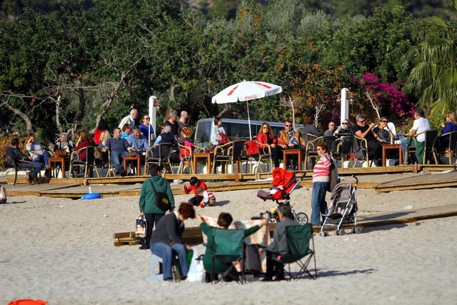 Kemer ilçesinde de yabancı turistler Kemer Halk Plajı'nda denize girerken, vatandaşlar balık tuttu, aileleriyle oyun parklarında ve deniz kenarında vakit geçirdi.