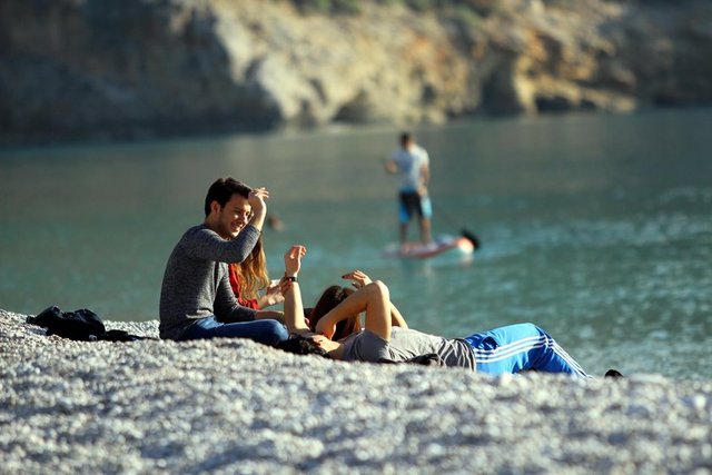 Hafta sonunu Ölüdeniz'de dinlenerek değerlendiren Yiğit Kalkan, AA muhabirine yaptığı açıklamada, Fethiye'de yazdan kalma günleri yaşadıklarını söyledi.