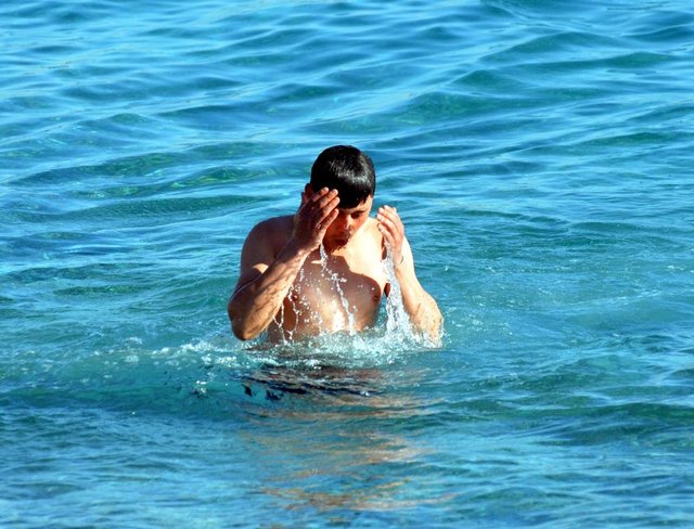 Aralık ayının son haftasında olmalarına rağmen insanların denize girmeye devam ettiğini kaydeden Kalkan, "Müthiş bir nimet. Çok mutluyuz burada yaşamaktan. Havanın yanı sıra deniz suyu sıcaklığı da çok güzel, üşüyerek çıkmıyorsunuz" dedi.