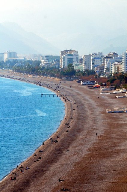 Meteoroloji 4. Bölge Müdürlüğü verilerine göre, kentte en yüksek hava sıcaklığı 22 derece ölçülürken, deniz suyu sıcaklığı 20 derece, nem oranı da yüzde 39 ölçüldü.