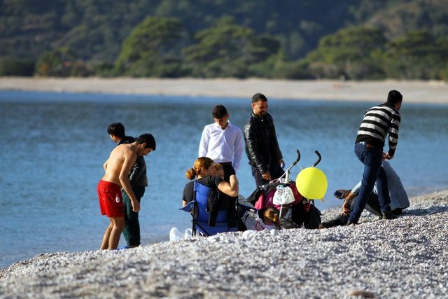 Antalya'da da güneşli havayı fırsat bilen vatandaşlar Konyaaltı Plajı'nda yürüyüş yaptı. Bazı vatandaşlar bisiklete binerken bazıları da plajda piknik yaptı.