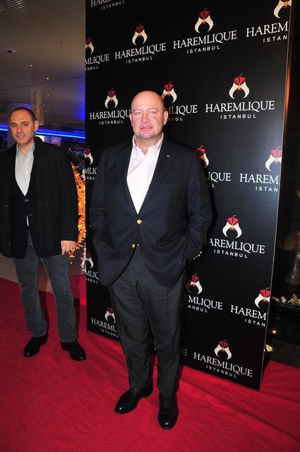 Mustafa Koç: Umarım herşey daha iyi olur, çok zor bir sene geçirdik. İş hayatımız iyi gitmiş olsa da hem içeride hem dışarıda çok büyük problemler yaşadık. Bunlar umarım, 2016 senesinde daha iyi bir duruma gelir. Bu vesile ile tüm halkımıza ve milletimize iyi seneler diliyorum ve hayırlı bir sene olmasını ümit ediyorum.