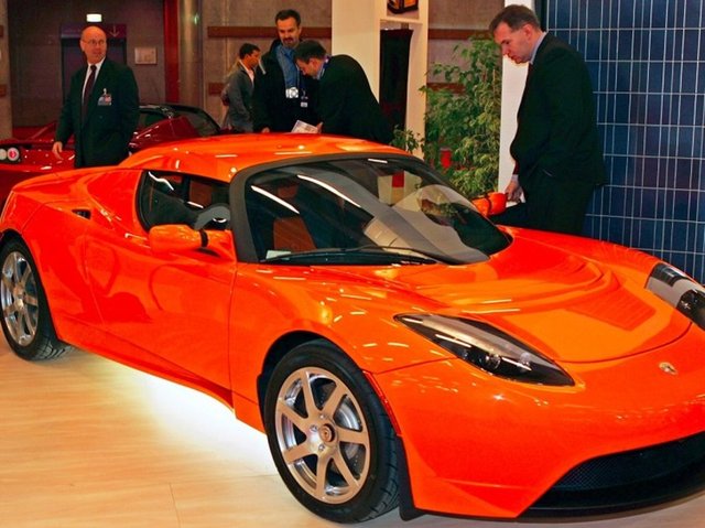 2011 yılında üretime geçen TESLA Roadster tek şarj ile neredeyse 400 kilometre gidebiliyordu fakat maliyeti neredeyse 100.000 dolardan fazlaydı.