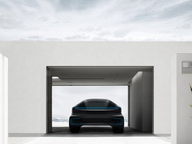 Tesla'nın yolundan ilerleyeceği aşikar olan yeni bir otomobil firması girişimi var. Faraday Future adında bu şirket, Tesla gibi uzun menzilli şarj üretmeye çalışıyor ve 2020 yılında görücüye çıkacak gibi görünüyor. Henüz resmen açıklanmamış olsa da arkasında Çinli milyarder bir iş adamı bulunuyor ve ilk yatırım 1 milyar dolar.