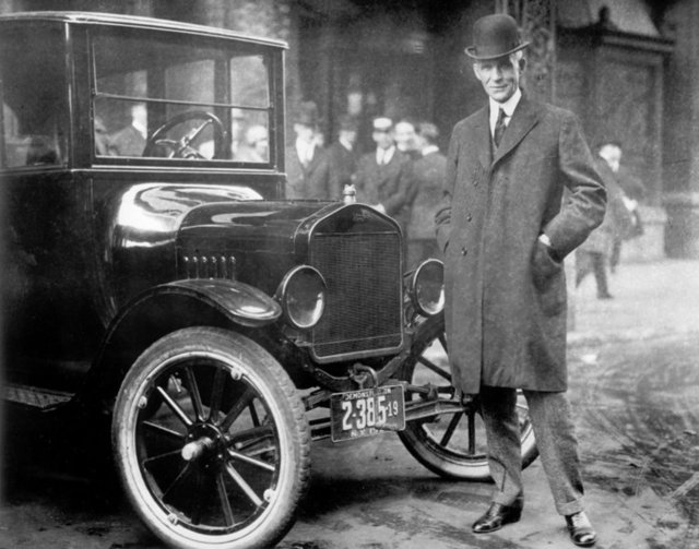 1920'lere kadar popülerliğini koruyan elektrikli otomobiller Henry Ford'un hem daha ucuz hem de kolay kullanımlı benzinli otomobili icat etmesiyle artık popülerliğini kaybetti.