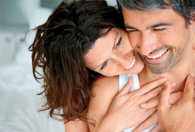 Tabii ki partneriniz de öyle... Araştırmalar sosyal çevresiyle iyi geçinen ve çokça dışarı çıkan kişilerin seks ve ilişki yaşantılarında daha aktif ve daha iyi iletişim kuran insanlar olduğunu gösteriyor. Makaleyi yazan Rebecca Reid, "29'lu yaşlarından sonra seks hayatı kötü giden insanların ortak özelliği, iş hayatlarının çok yoğun olması" diyor.