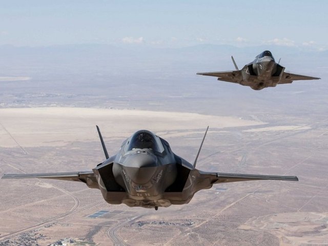 F-35 Lightning IIABD tarafından geliştirilen F-35 programına şu ana kadar 1.5 trilyon dolar harcandı. Beşinci nesil savaş uçağı olan F-35 Lightning II, günümüzde en çok korkulan savaş uçakları arasında yer alıyor.