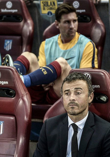 Atletico Madrid ile Barcelona takımları, Vicente Calderon Stadı'nda karşı karşıya geldi. Barcelona takımın teknik direktörü Luis Enrique (önde), Lionel Messi'yi yedekte oyuna başlattı.