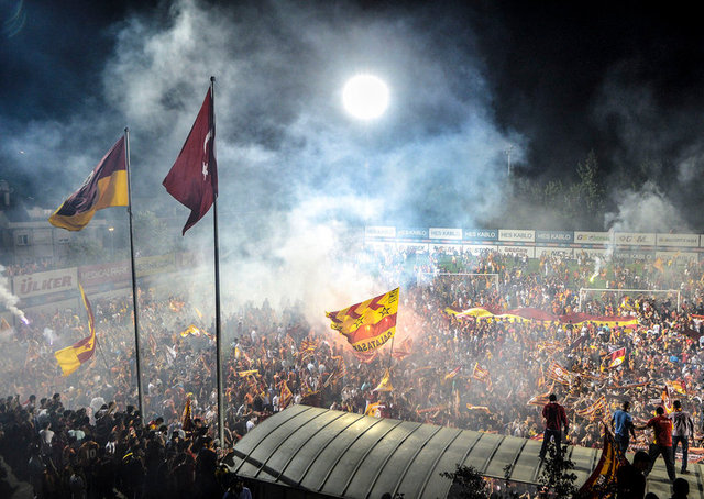 Sarı-kırmızılı taraftarlar, ligin bitimine bir hafta kala takımlarının şampiyon olması üzerine Florya'daki Metin Oktay Tesisleri içine girerek kutlama yaptı.
