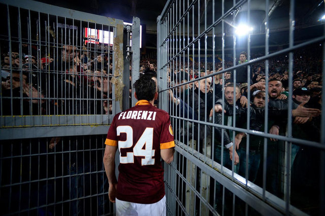 Avrupa Ligi'nden elenen Roma'da Alessandro Florenzi kızgın taraftara hesap veriyor.