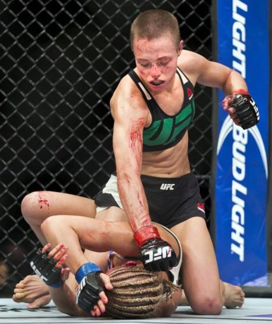 Kadın dövüşleri diyip geçmemek gerek. Birçok erkeğe taş çıkaracak sahne