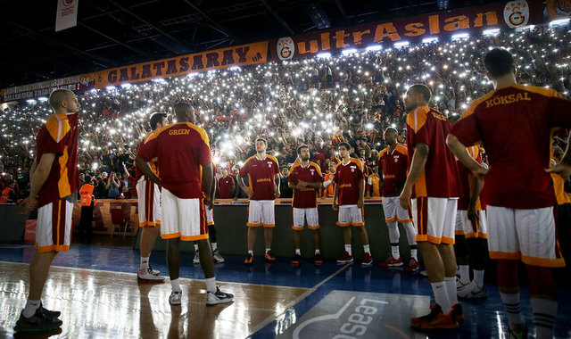 Galatasaray Odeabank ile Fenerbahçe takımları Abdi İpekçi Spor Salonu'nda karşılaştı. Galatasaray taraftarı, maç öncesi takımlarını destekledi.
