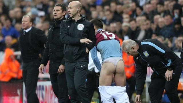 Newcastle United ve Aston Villa arasındaki karşılaşmada Villa orta sahası Ashley Westwood shortunu değiştirmek için saha kenarına geldi. Ne yazık ki, kameralar o sırada onu çekiyordu...