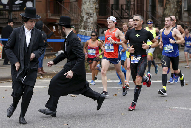 Reuters, 2015 yılının en iyi spor fotoğraflarını seçti3) ABD'de New York Maratonu'nda sporcularla karşı karşıya gelen Ortodoks Yahudiler. (Shannon Stapleton-Reuters)