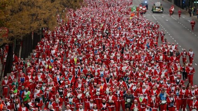 On binlerce noel baba Madrid'de koşuyor