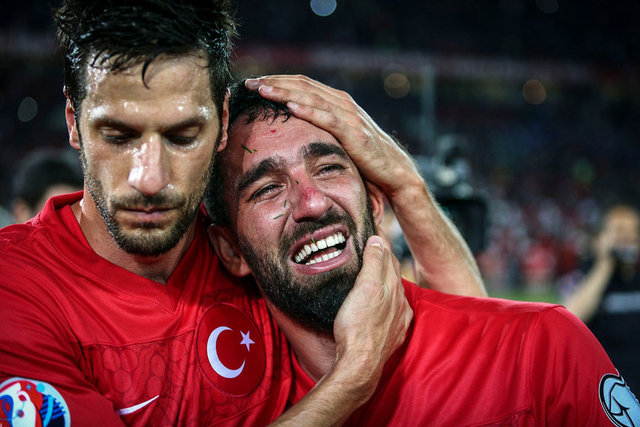 2016 Avrupa Futbol Şampiyonası grup elemelerinde Türkiye, Konya Büyükşehir Torku Arena Stadyumu'nda İzlanda ile karşılaştı. Milli futbolcu Arda Turan, maç sonucu sevinç gözyaşlarına boğuldu.