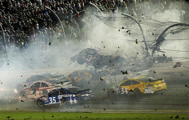 Reuters, 2015 yılının en iyi spor fotoğraflarını seçti - 9) Daytona Beach'teyiz. NASCAR'da bir kaza ve ortalık birbirine girmiş. (Reinhold Matay - Reuters)