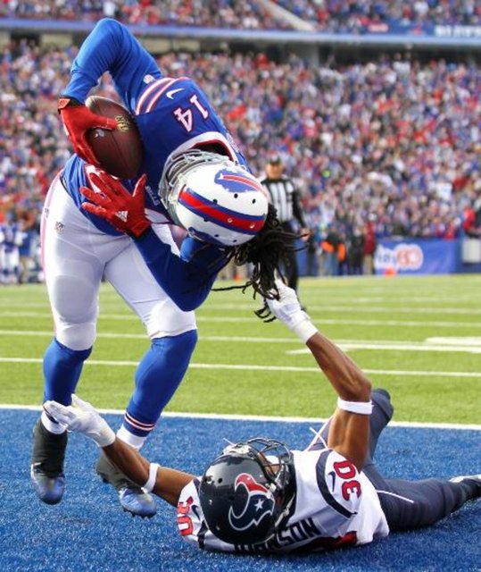 Amerikan Futbolu'nda oyuncuyu düşürmek asıl görevdir. Nereden tuttuğu önemli değil