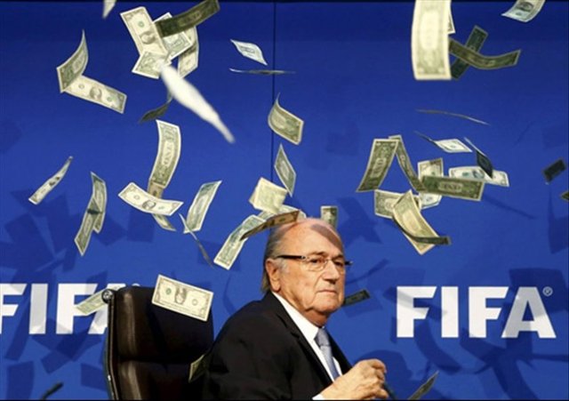 Reuters, 2015 yılının en iyi spor fotoğraflarını seçti1) Britanyalı komedyen Lee Nelson, Zurih'teki bir toplantıda FIFA Başkanı Sepp Blatter'in üzerine bu banknotları fırlattı. Blatter, yolsuzlukla yargılanıyordu. (Arnd Wiegmann-Reuters)