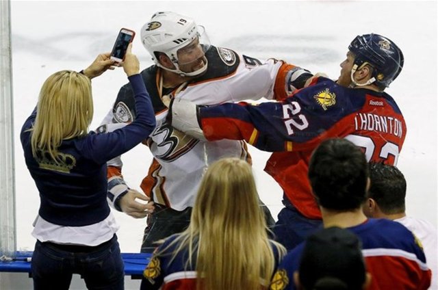 Buz hokeyi kavgaları ilgi çekicidir fakat taraftarın bu anı yakından kameraya almasıda bir o kadarda ilginçti