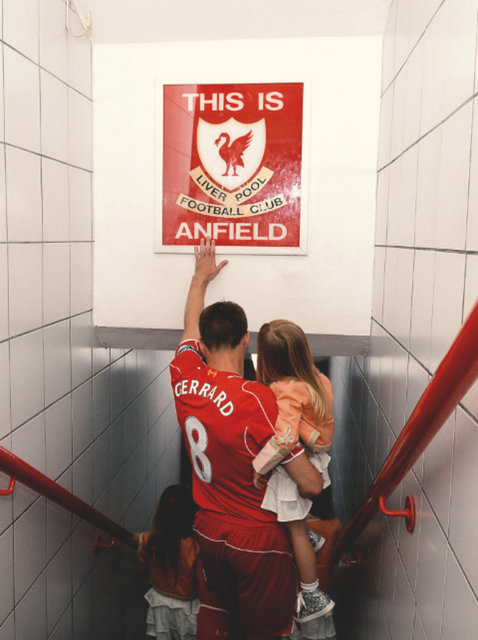 Sezon sonunda Liverpool'dan ayrılma kararı alan efsane kaptan Gerrard, Anfield Road Stad'nda son kez sahaya çıkıyor ve Kırmızılar Gerrard maskeleri yüzlerde, kaptan Anfield Stadı'na vedasını bu şekilde yapıyor.