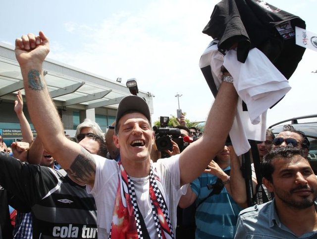 Beşiktaş kariyerini sonlandıran Bilic, West Ham United yolunu tutarken Beşiktaş taraftarından son veda