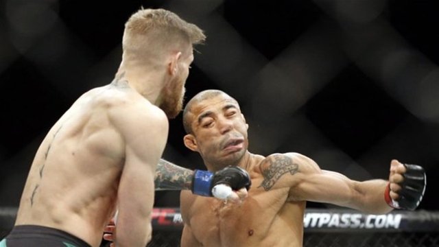 Conor McGregor, aylardır beklenen maçta Jose Aldo'yu sadece 13 saniyede nakavt etti.