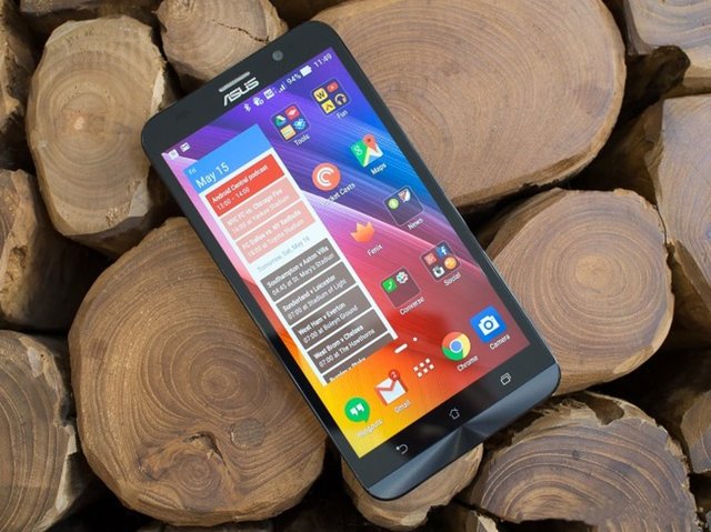 ASUS ZENFONE 2Ekran boyutu: 5.5 inçİşlemci: 4 çekirdekli 2.3 GhzRAM: 4 GBKamera: 13 MPDepolama: 16/32/64 GB