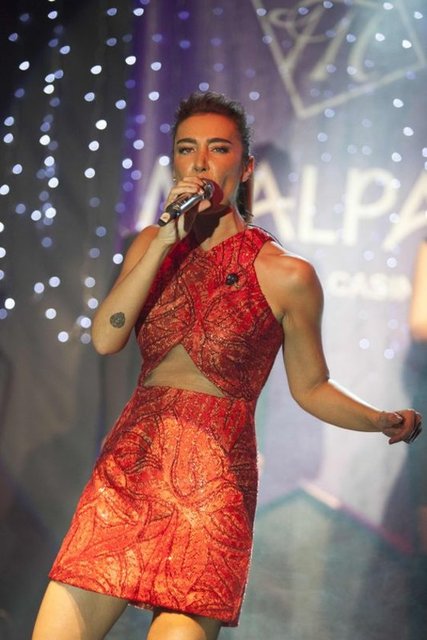 KIRMIZI ŞIKLIĞIYılbaşında Kıbrıs'ta konser veren Sıla, gecede üç kıyafet değiştirdi. Sanatçının mini dans şovu ise sürpriz oldu.