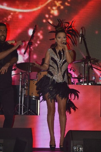 SAHNEDE NAR PATLATTIDemet Akalın, yılbaşı gecesi sahnede ayakkabıları sıkınca konserine babetle devam etti. Şarkıcı, saat 24.00'te elindeki narı yere atıp bereket diledi.