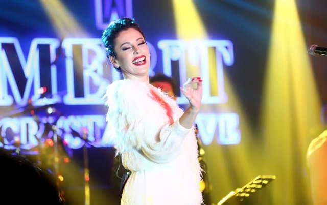 "ÇOCUKLAR ÖLMESİN"Kıbrıa Merit Crystal Cove Hotel'de sahne alan Funda Arar, "Hepinize umut, sevgi ve barış dolu bir yıl diliyorum. İnsanlar mutlu olsun, çocuklar ölmesin" dedi.