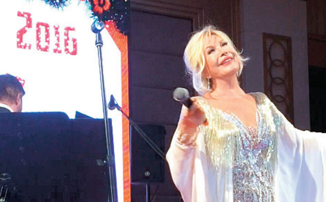 "2016 TERTEMİZ VE SAF OLSUN"Usta sanatçı Emel Sayın, 2016'ya Afyon May Thermal Otel sahnesinde girdi. Yaklaşık 2 bin kişiye konser veren Sayın, yeni yılı 'Hayat Bayram Olsa' şarkısını seslendirerek karşıladı. Konserde beyaz bir kıyafet tercih eden Sayın, "Yeni yılın beyaz renk gibi tertemiz, saf ve güzel olmasını diliyorum" dedi.