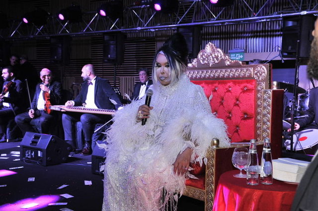 MASA KRİZİ KEYFİNİ KAÇIRDIBülent Ersoy, 2016'yı Yenibosna'daki Gönen Otel'de karşıladı. Gecede, Ersoy'un bir dargın bir barışık aşk yaşadığı erkek arkadaşı Berk Yılmaz ile annesi ayakta kalınca kriz çıktı. Öfkelenen müstakbel kayınvalide güçlükle sakinleştirildi.