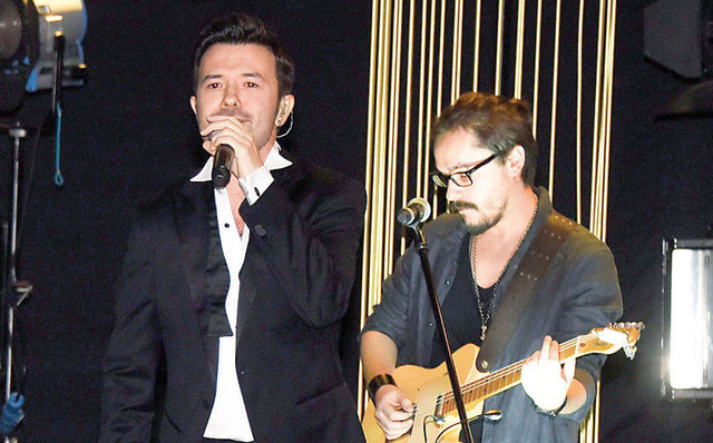 MÜTHİŞ İKİLİYalın, Conrad Istanbul Bosphorus Otel'de sahne aldı. Sertab Erener'in eşi gitarist Emre Kula'nın eşlik ettiği popçu, saatler gece yarısını gösterirken konuklarını piste çağırdı. Otelin güvenlik tedbirleri nedeniyle geri sayımda konfeti ve havai fişekli kutlamaya izin verilmedi.