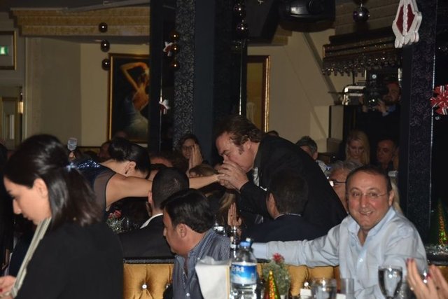 Konserinde nostalji şarkılara yer veren Sam, Gencebay'ın masasına gidip, "Bir teselli ver be Orhan Baba" deyince, Gencebay ayağa kalkarak sanatçının elini öptü.