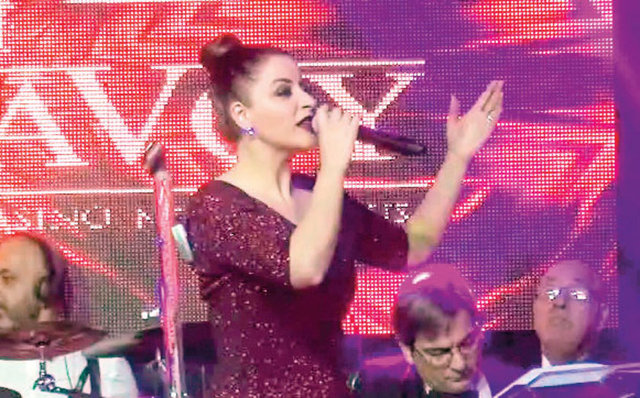 KIBRIS'TA SAHNE ALDIZara, The Savoy Ottoman Palace'taki yılbaşı konserinde sahne aldı. Ünlü sanatçının makyözü hava koşulları sebebiyle Kıbrıs'a gelemeyince Zara konser makyajını kendisi yaptı. Kıbrıs'ta olmanın sevincini yaşadığını belirten Zara; "Yeni yılın tüm dünyaya barış getirmesini ve 2016'da herkese sağlık ve bol kazanç dilerim" dedi.