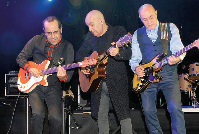 'YAŞLARIMIZ KEMALE ERDİ'MFÖ, 2015'in son gecesinde Suada'daydı. Grup, sevilen şarkılarıyla 1500 kişiyi coşturdu. Alanson konserde "Fuat'la benim yaşım kemale erdi. Özkan ise hâlâ çakı gibi" diyerek güldürdü.